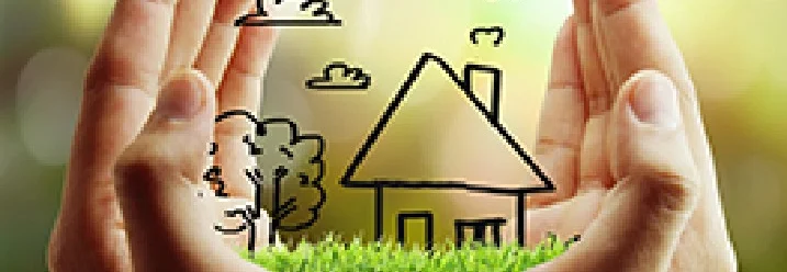 Hände halten die Zeichnung eines Hauses